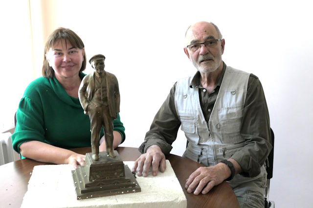 Altmeppen russische Uhren - Natalia und ich beim auspacken der Lenin-Statue