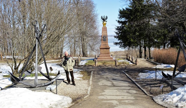 Altmeppen russische Uhren - Anker vor dem Denkmal für Peter I.