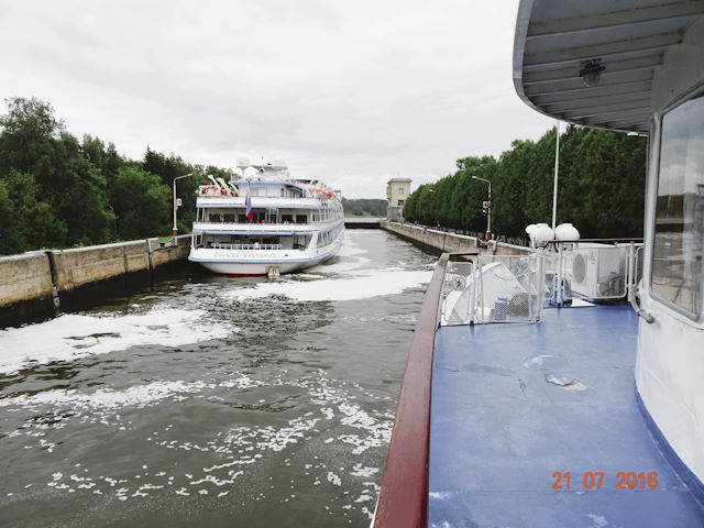 Altmeppen russische Uhren - Die letzte Schleuse im Moskau Kanal auf der Rueckfahrt