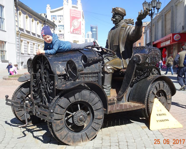 Altmeppen russische Uhren - Eine der vielen Statuen in Ekatarinenburg