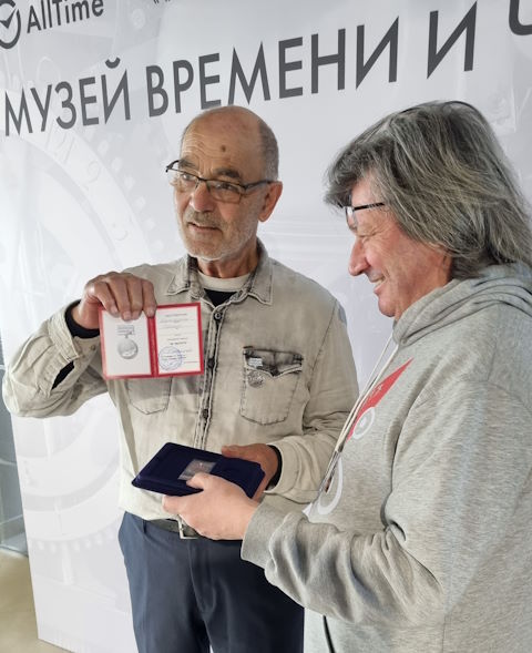 Altmeppen russische Uhren - Leonod ueberreicht mir seine Medaille