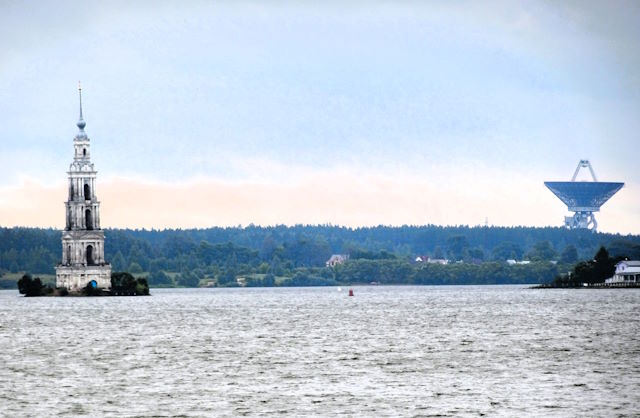 Altmeppen russische Uhren - Ueberflutete Kirche von Kaljasin im Uglitscher Stausee mit Satelliten-Schüssel